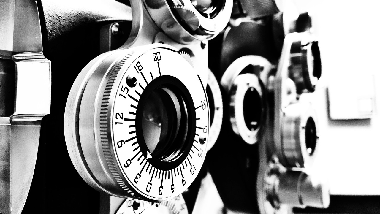 lens, optometrist, black and white-915782.jpg